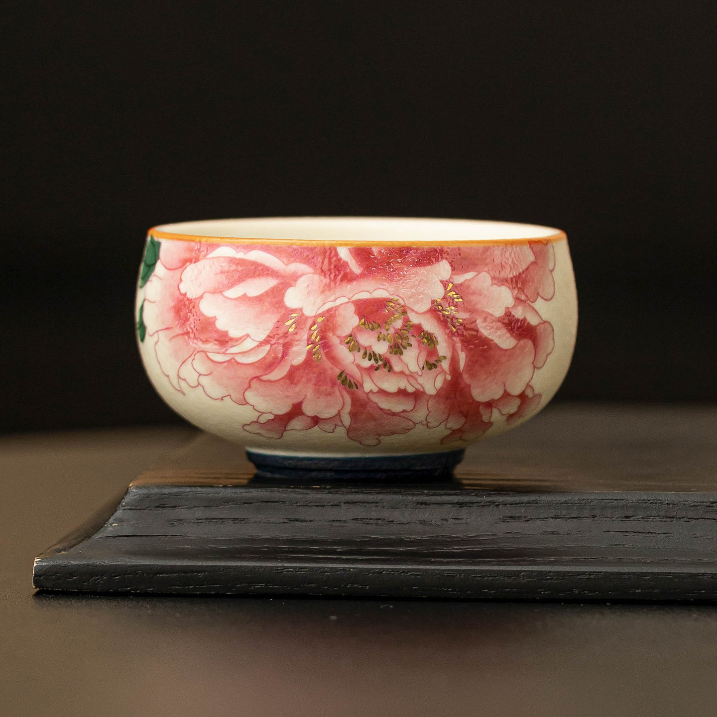 巖礦白描金牡丹羅漢杯