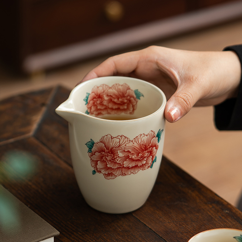 汝窯牡丹花高口公道杯