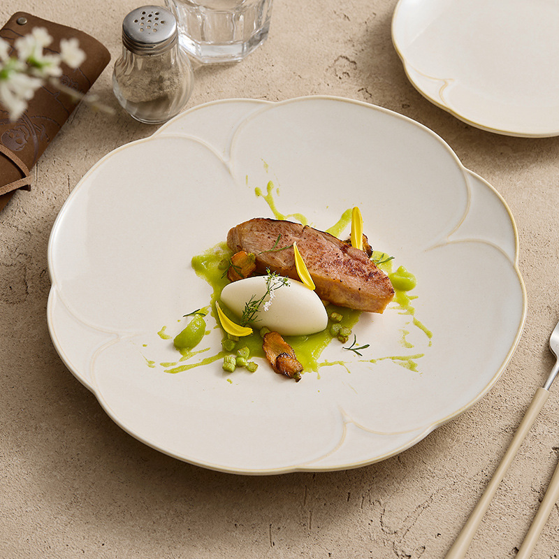 米黃花瓣陶瓷平盤