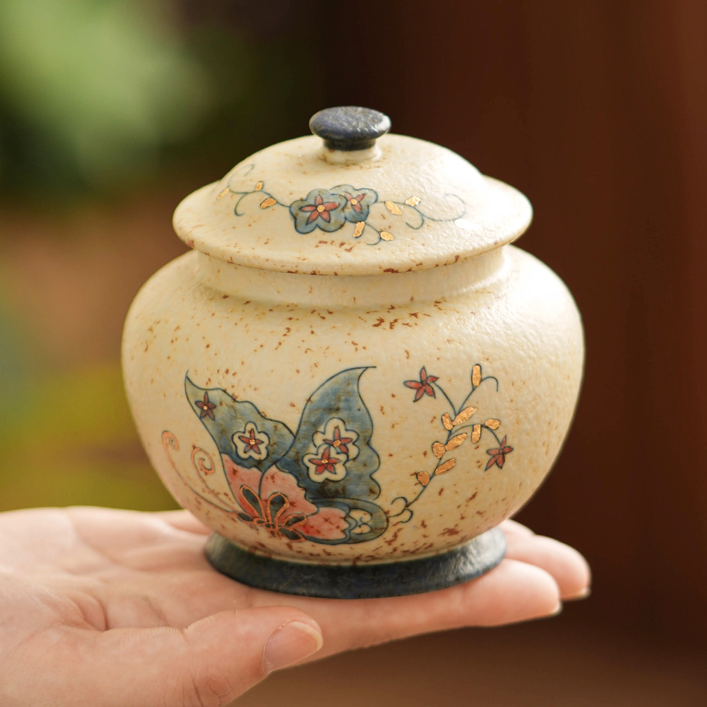 青花火石紅蝶戀花茶葉罐