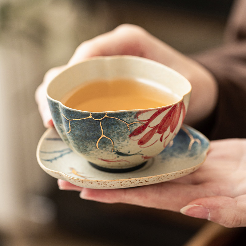青花火石手繪荷韻錦鯉葵口杯