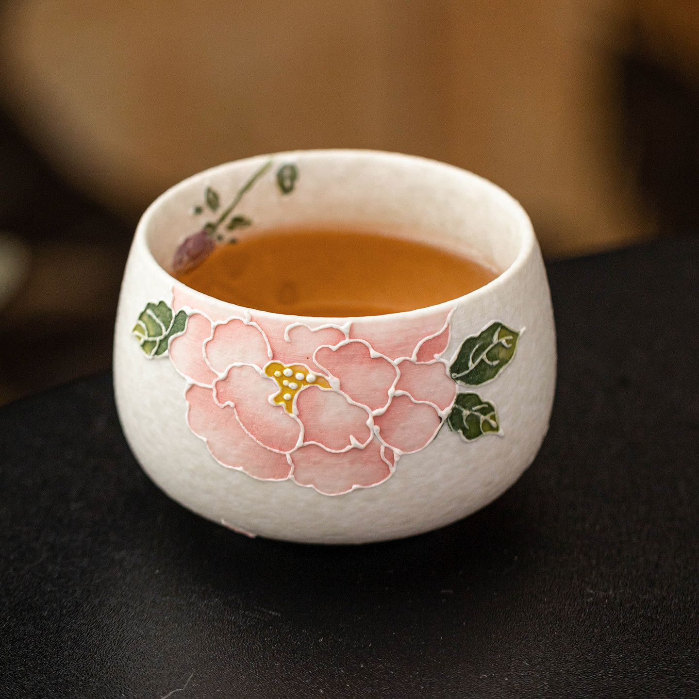 手繪堆雕牡丹羅漢杯