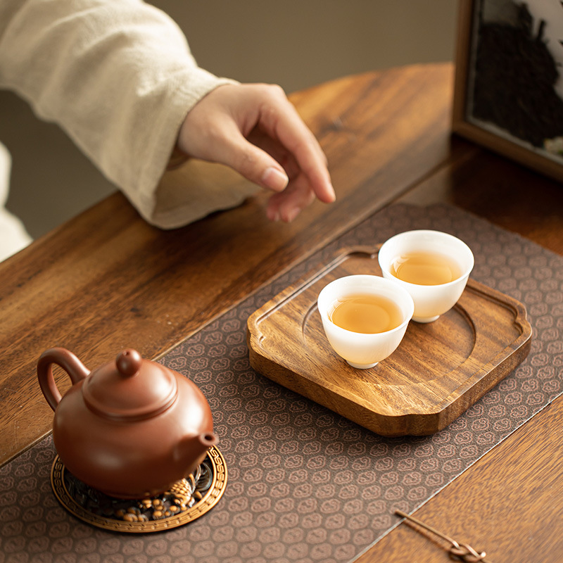 花邊蓮蓮有魚壺承