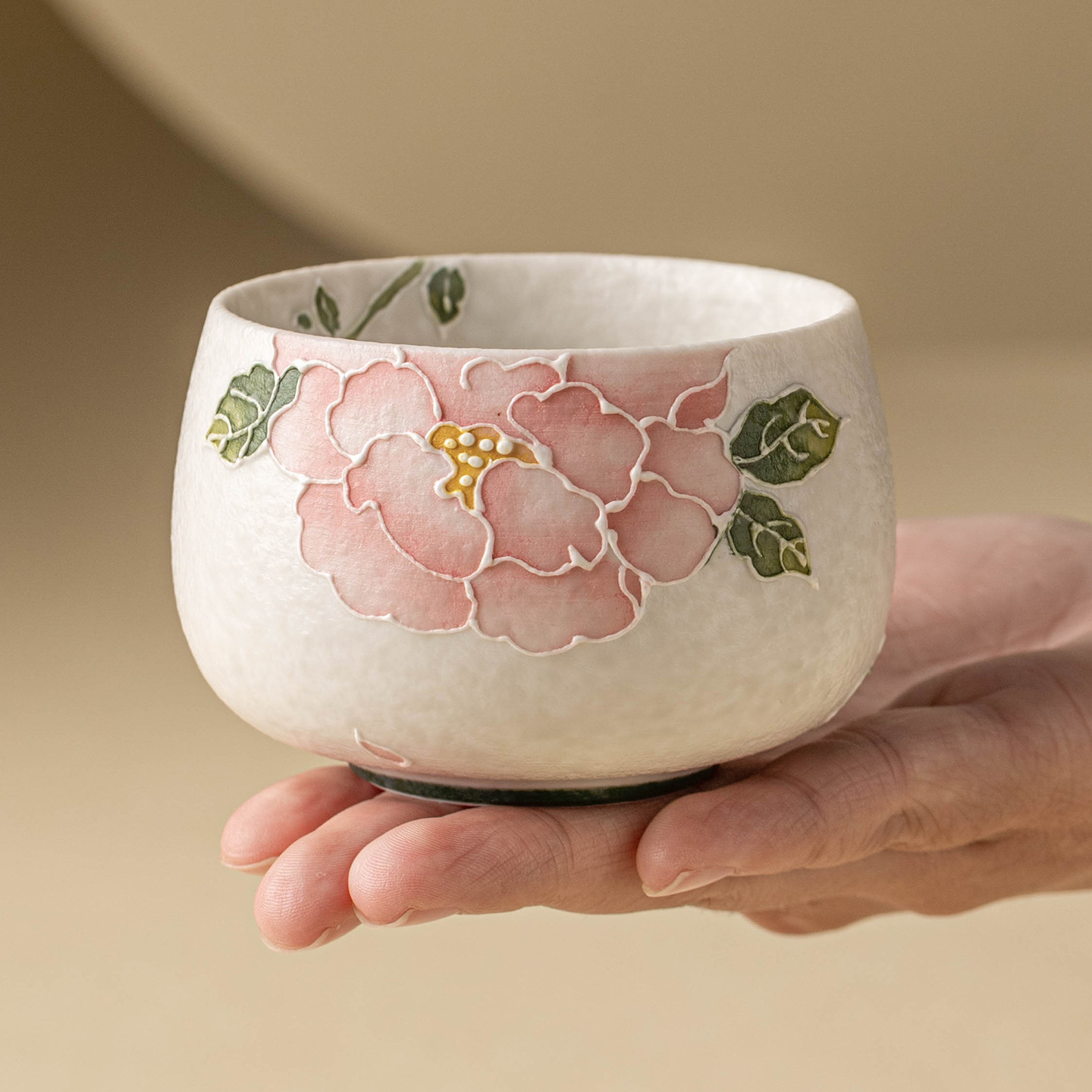 手繪堆雕牡丹羅漢杯