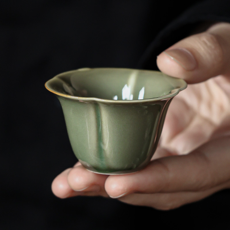 越窯青瓷花瓣茶杯