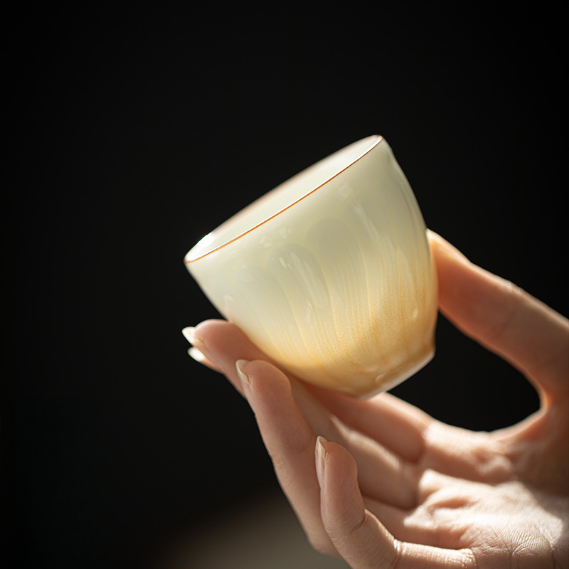 花瓣紋漸變色陶瓷茶杯