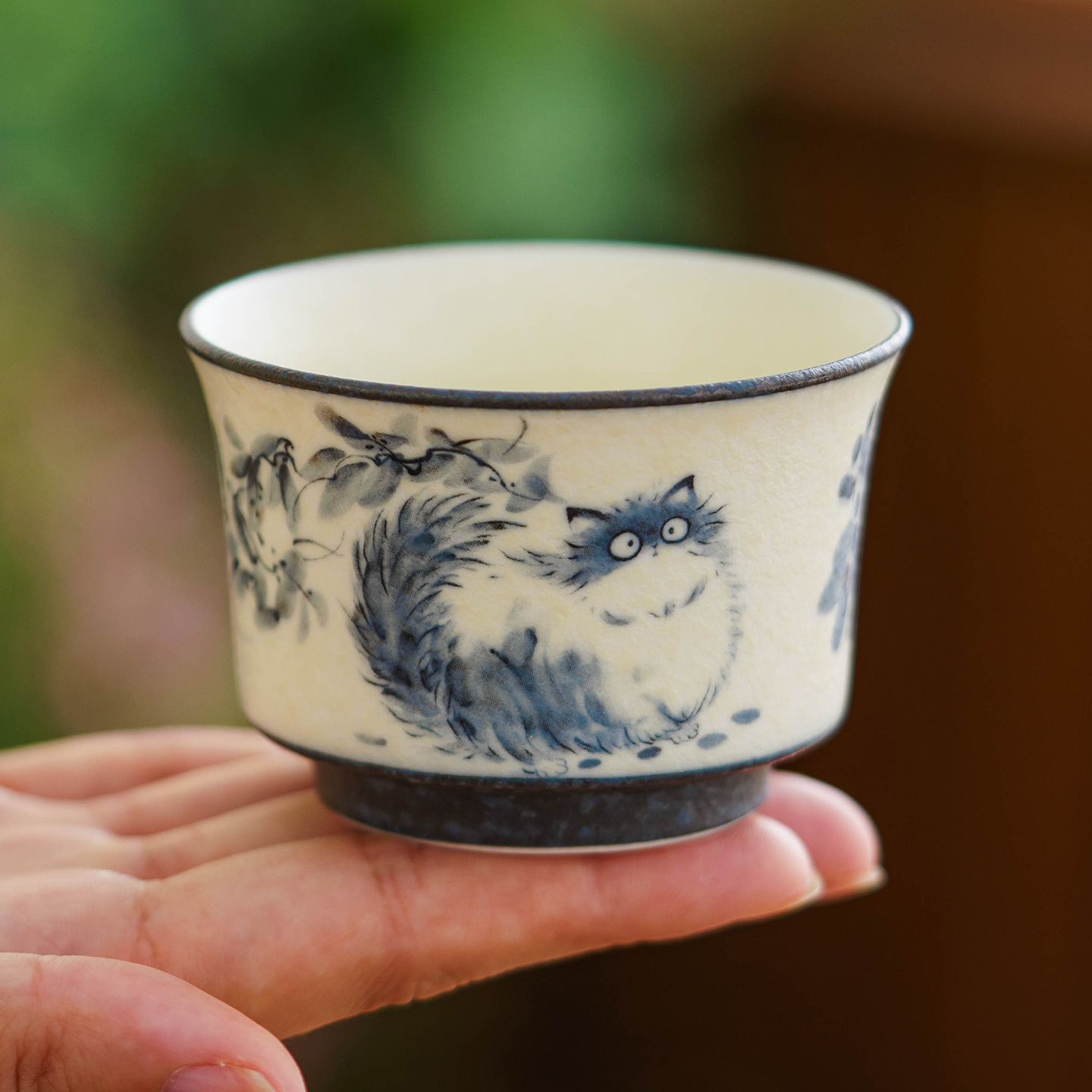 岩礦白青花貓茶杯