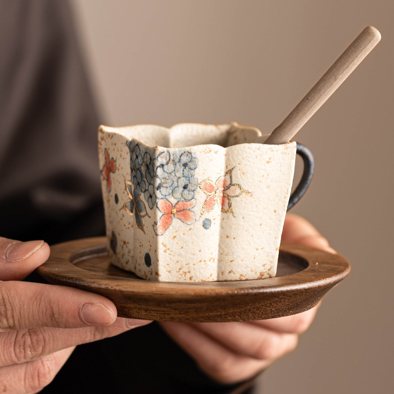 青花火石紅四方花口八瓣把杯