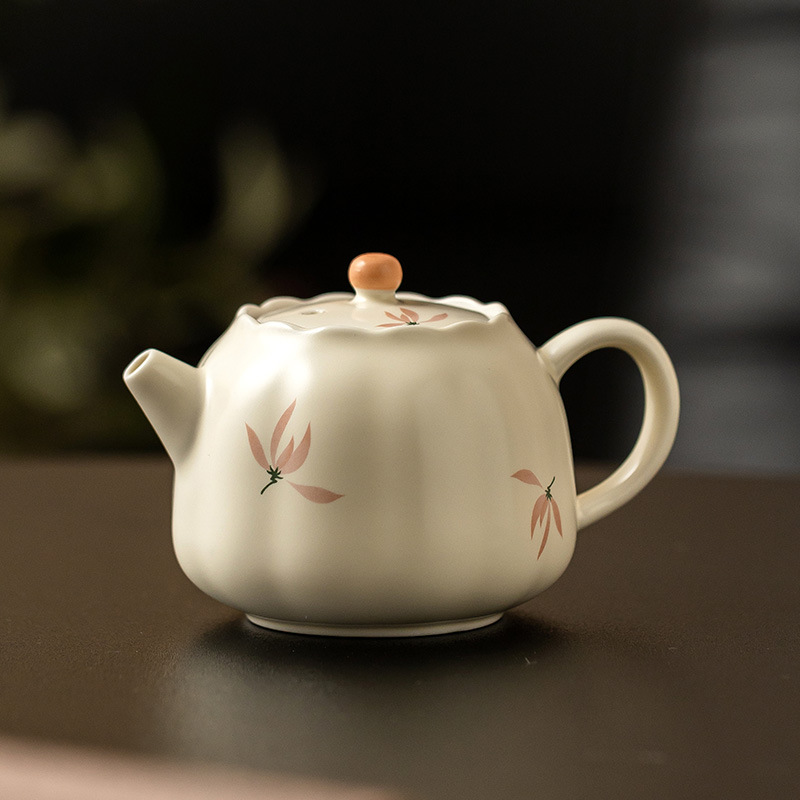 米黃釉蘭花花蕾壺