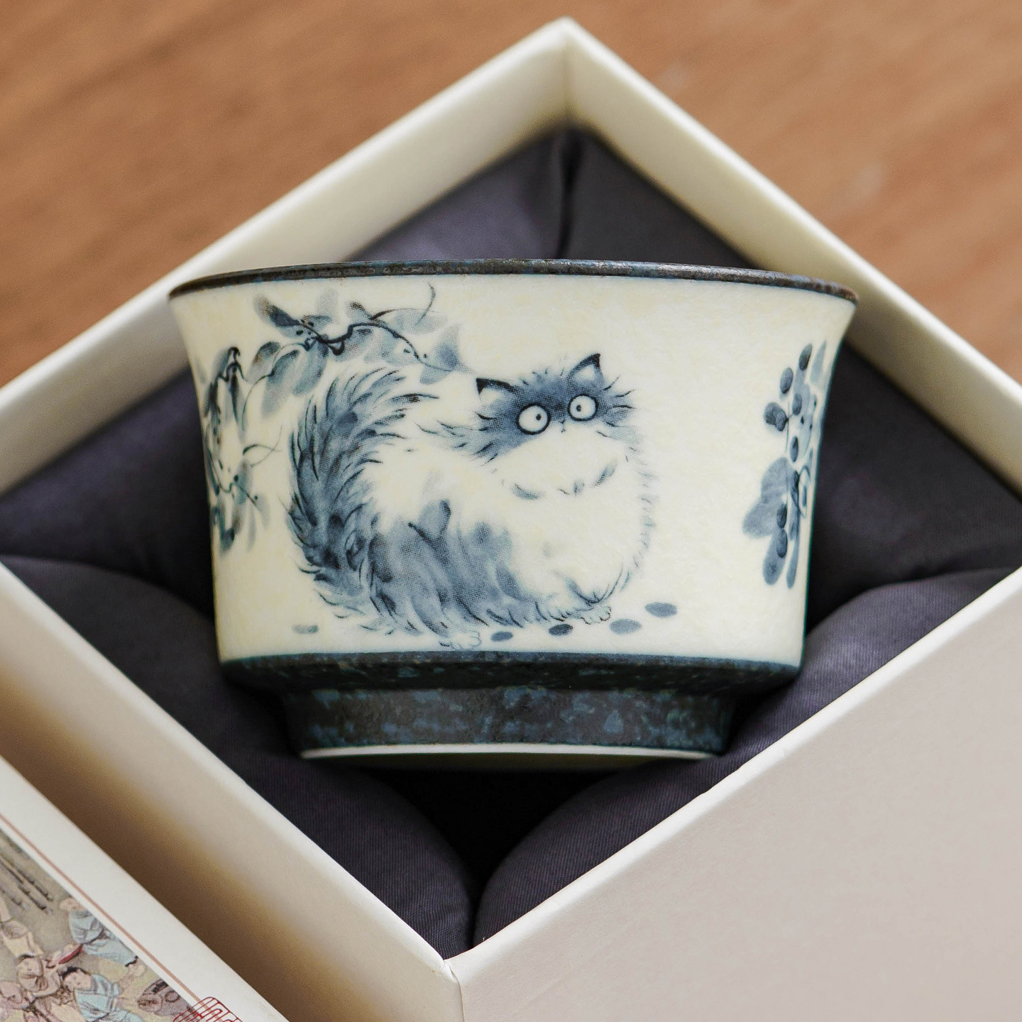 岩礦白青花貓茶杯