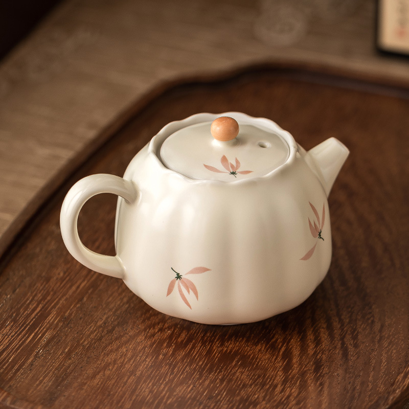 米黃釉蘭花花蕾壺