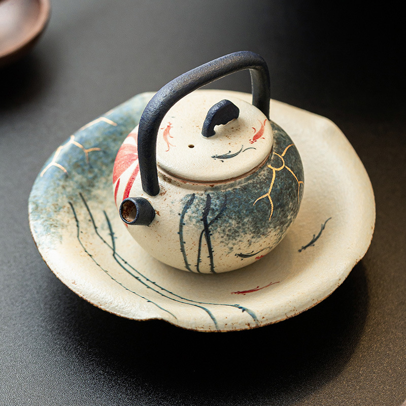 青花火石紅描金荷韻錦鯉提梁壺