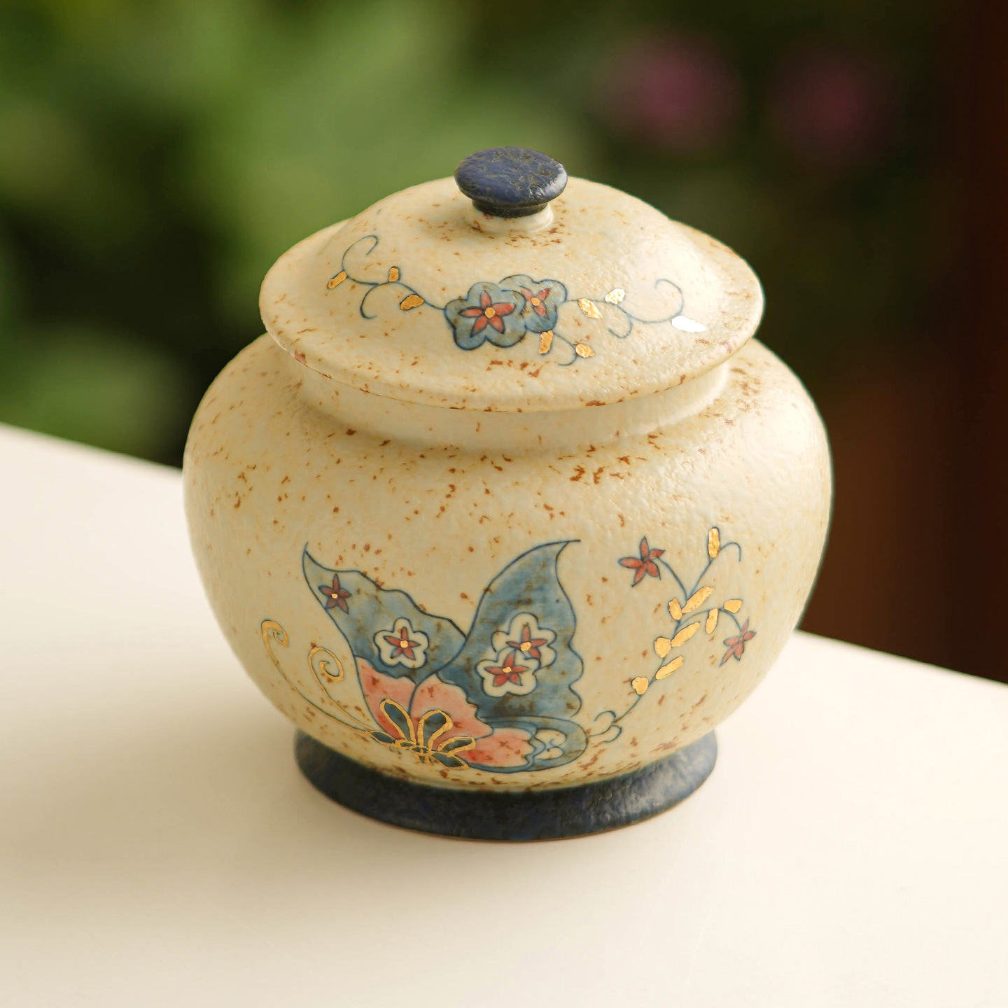 青花火石紅蝶戀花茶葉罐