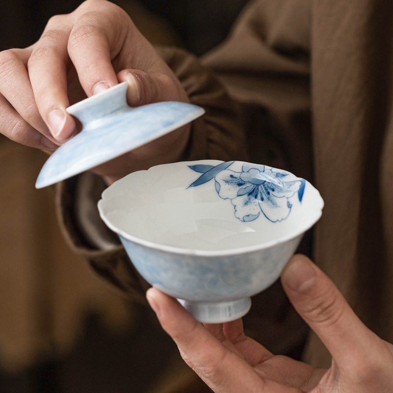 草木灰手繪灑藍百合菱口蓋碗