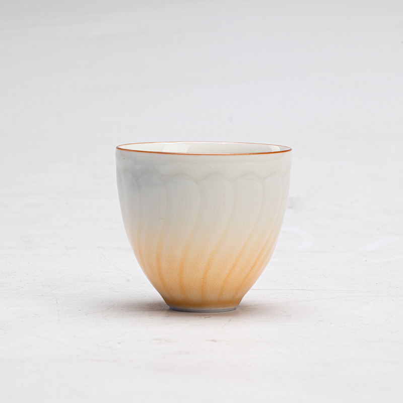 花瓣紋漸變色陶瓷茶杯