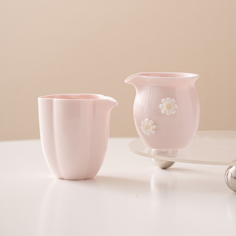 桃粉捏花公道杯