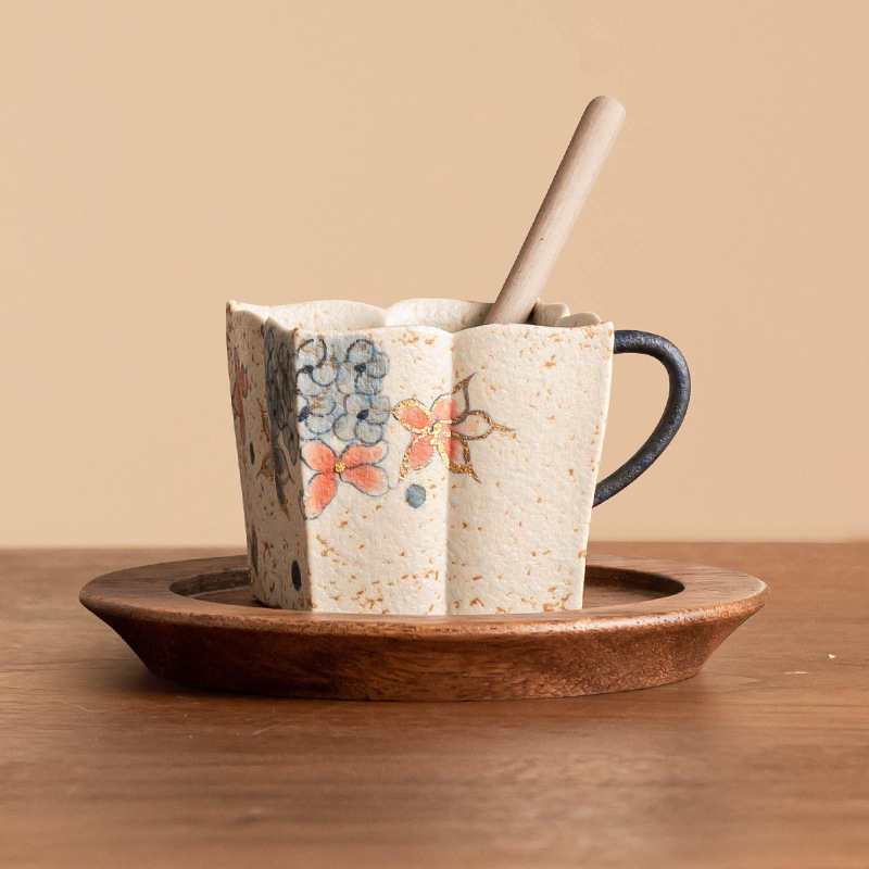 青花火石紅四方花口八瓣把杯