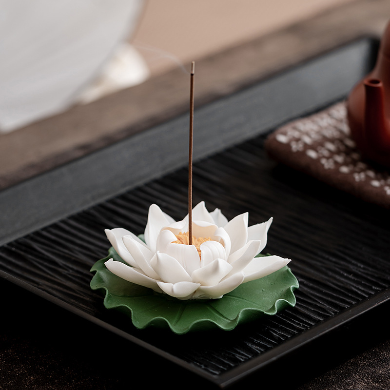 手捏蓮花陶瓷香插