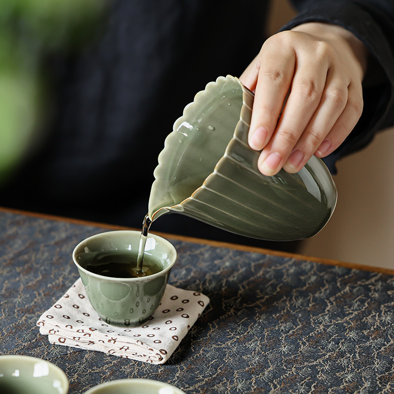 越窯青瓷線條公道杯