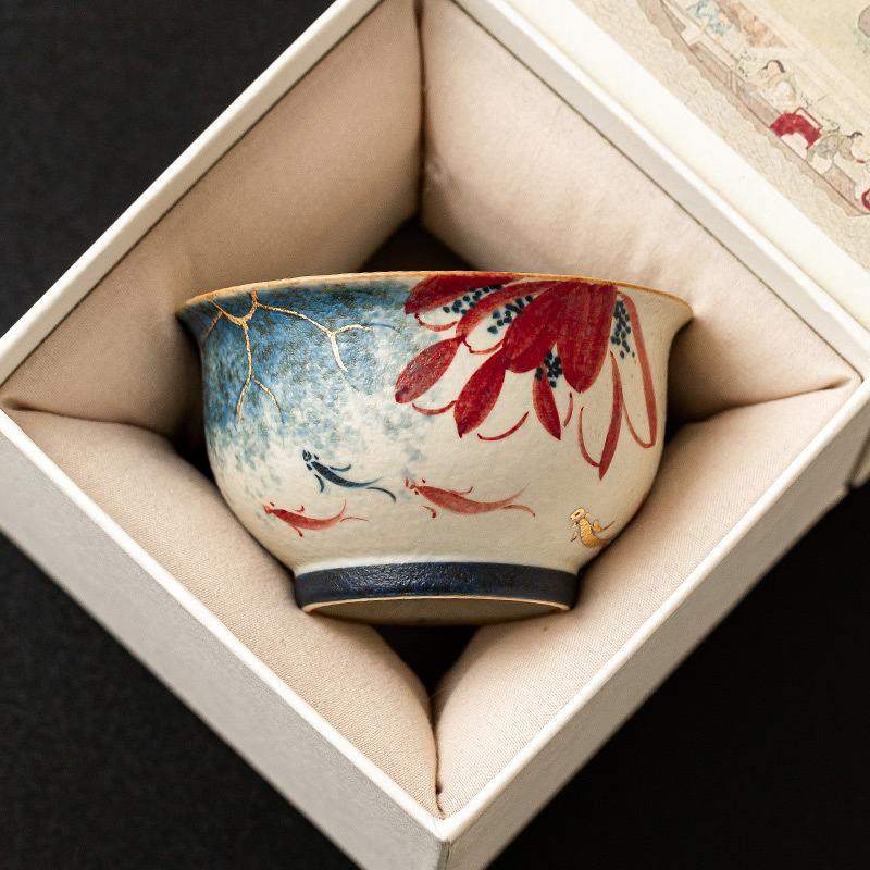 青花火石紅手繪荷韻錦鯉品茗杯