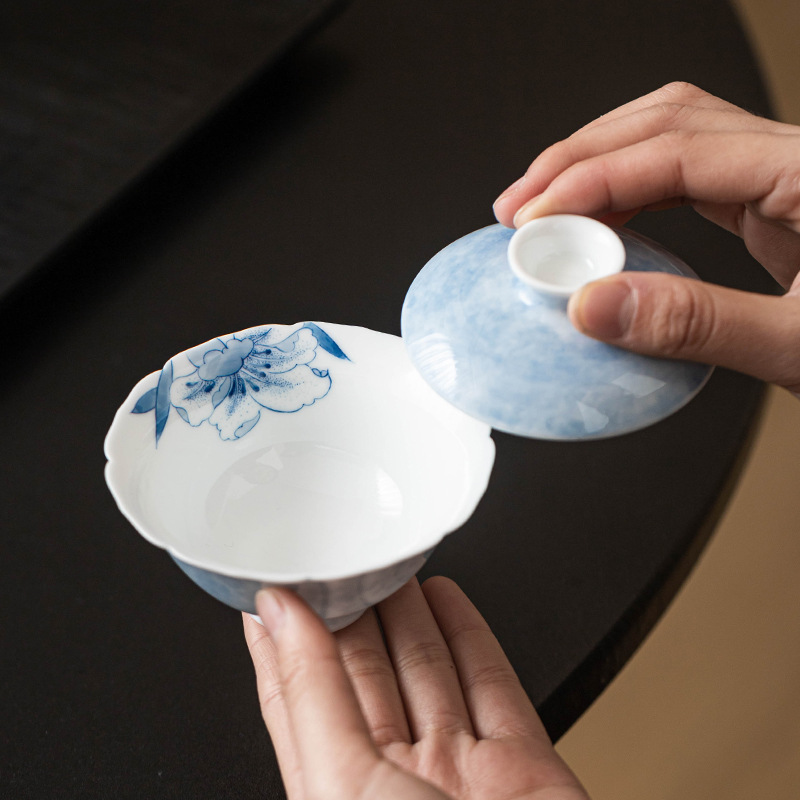 草木灰手繪灑藍百合菱口蓋碗