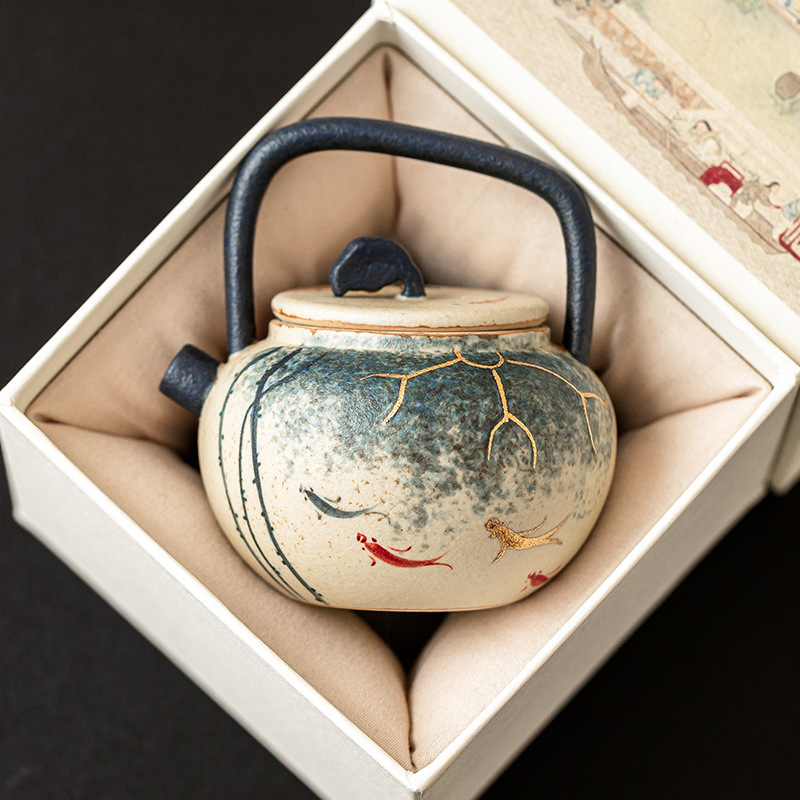 青花火石紅描金荷韻錦鯉提梁壺