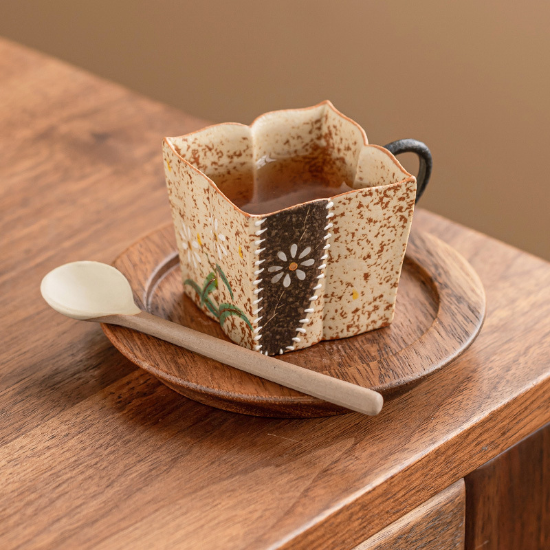 青花火石紅小雛菊四方蓮杯