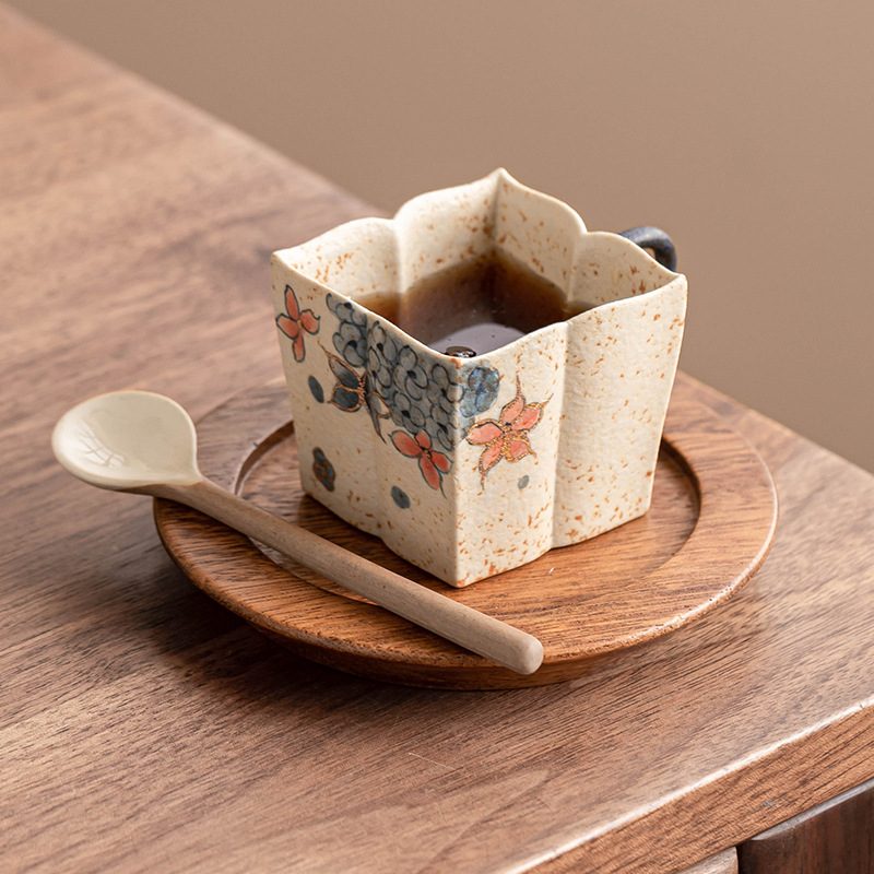 青花火石紅四方花口八瓣把杯