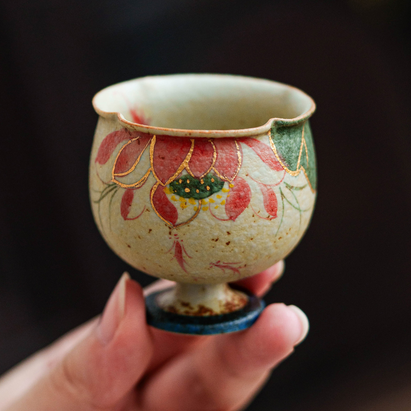 青花火石紅描金手繪錦鯉戲荷高足小花苞杯
