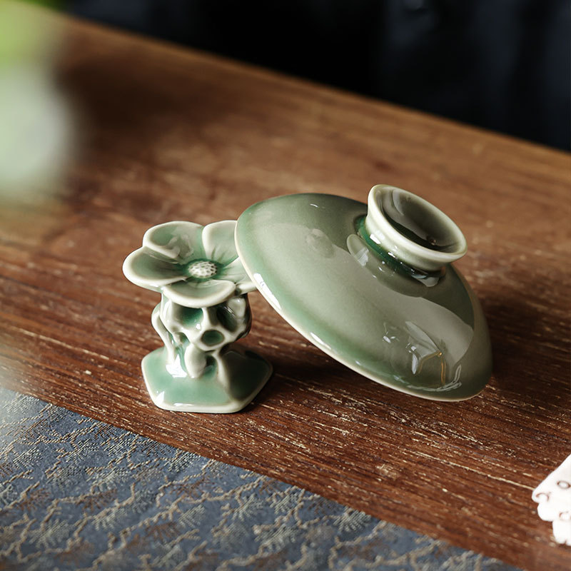 越窯青瓷石上花蓋置