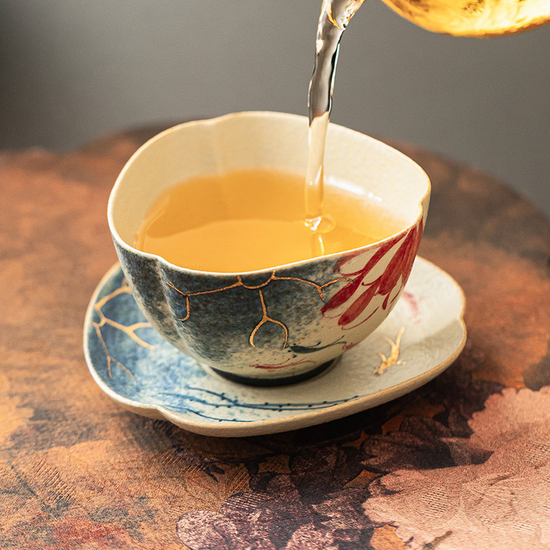 青花火石手繪荷韻錦鯉葵口杯