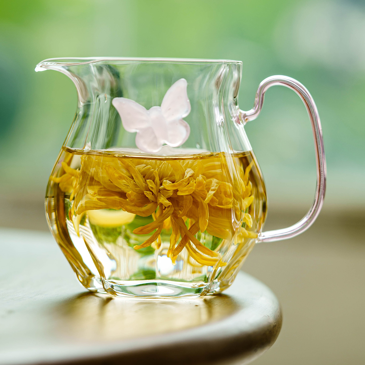 粉色瓜棱蝴蝶玻璃公道杯