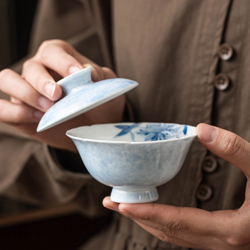 草木灰手繪灑藍百合菱口蓋碗