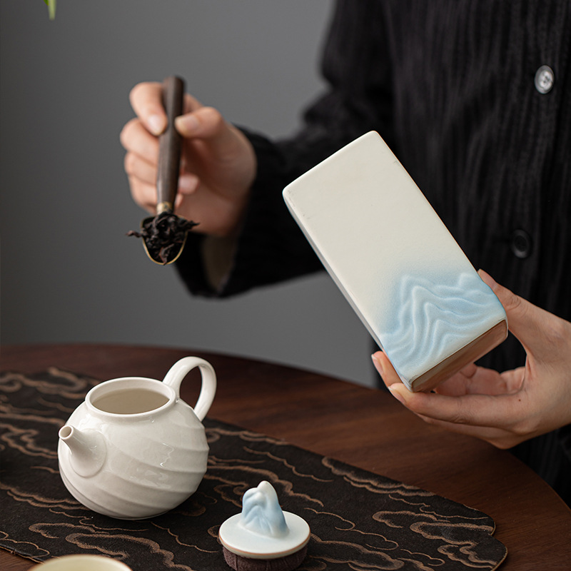 陶瓷浮雕山巒茶葉罐