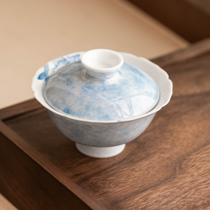 草木灰手繪灑藍百合菱口蓋碗