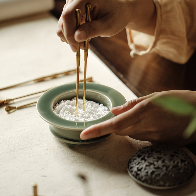 越窑青瓷雕刻香道爐瓶仿木根香箸