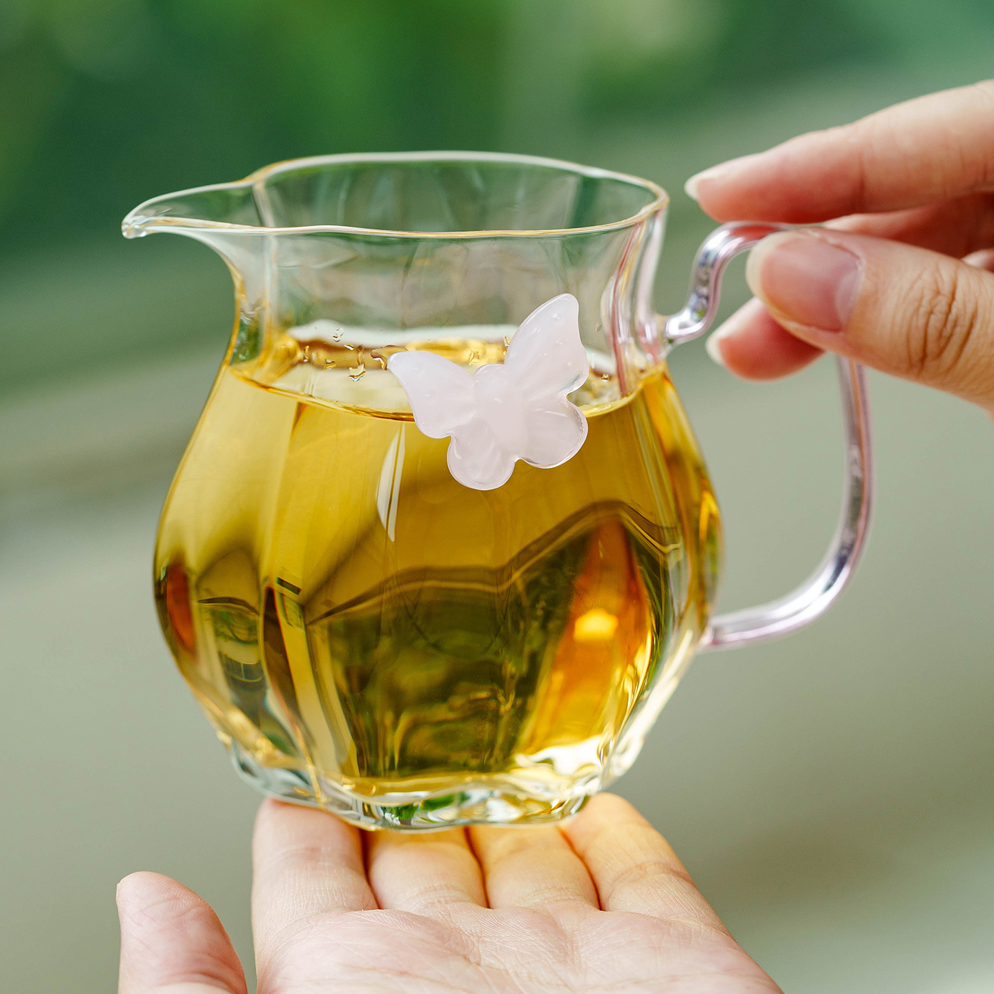 粉色瓜棱蝴蝶玻璃公道杯