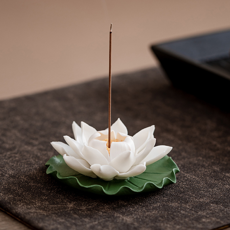 手捏蓮花陶瓷香插