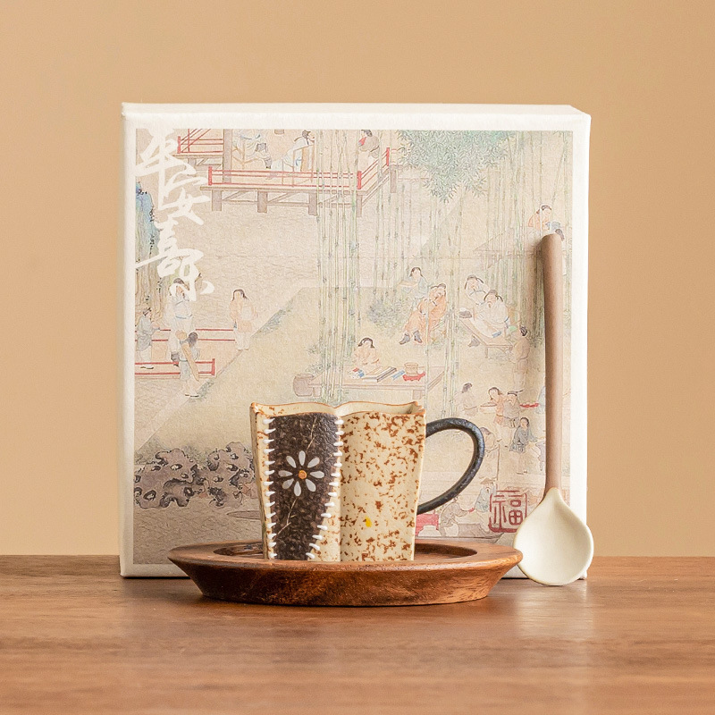 青花火石紅小雛菊四方蓮杯