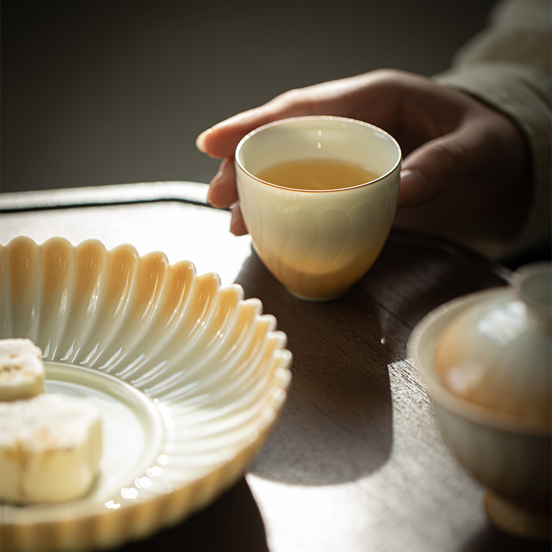 花瓣紋漸變色陶瓷茶杯