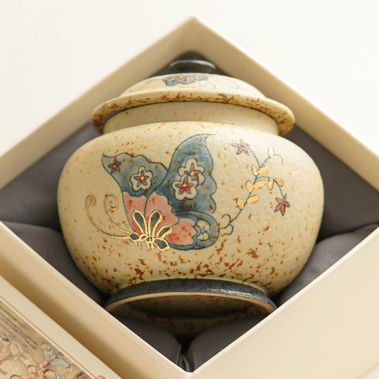 青花火石紅蝶戀花茶葉罐