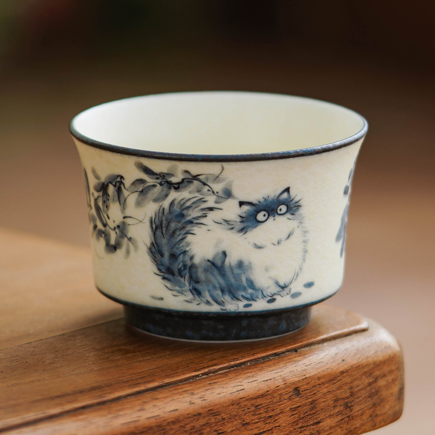 岩礦白青花貓茶杯