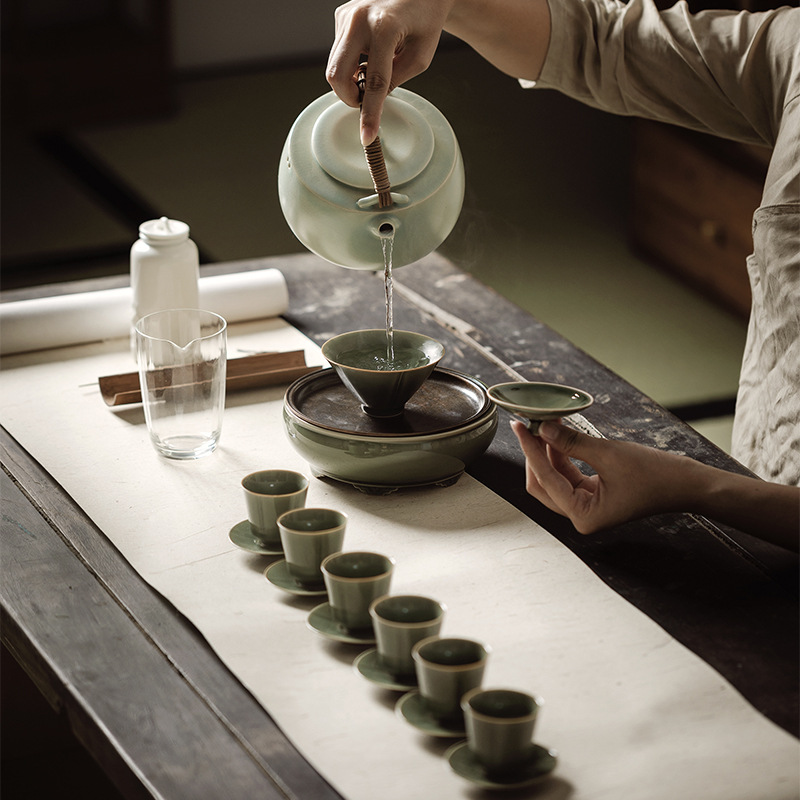 越窯龍泉青瓷六鼎壺承