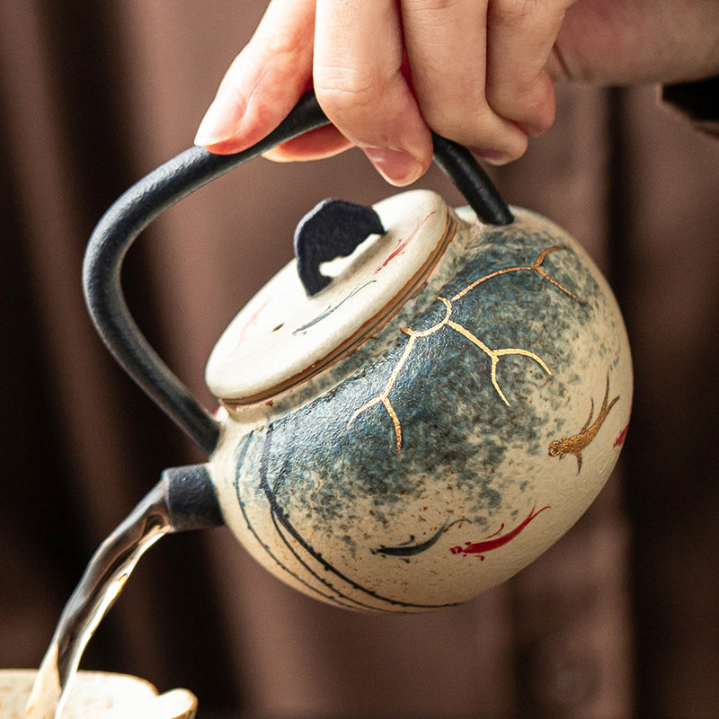 青花火石紅描金荷韻錦鯉提梁壺