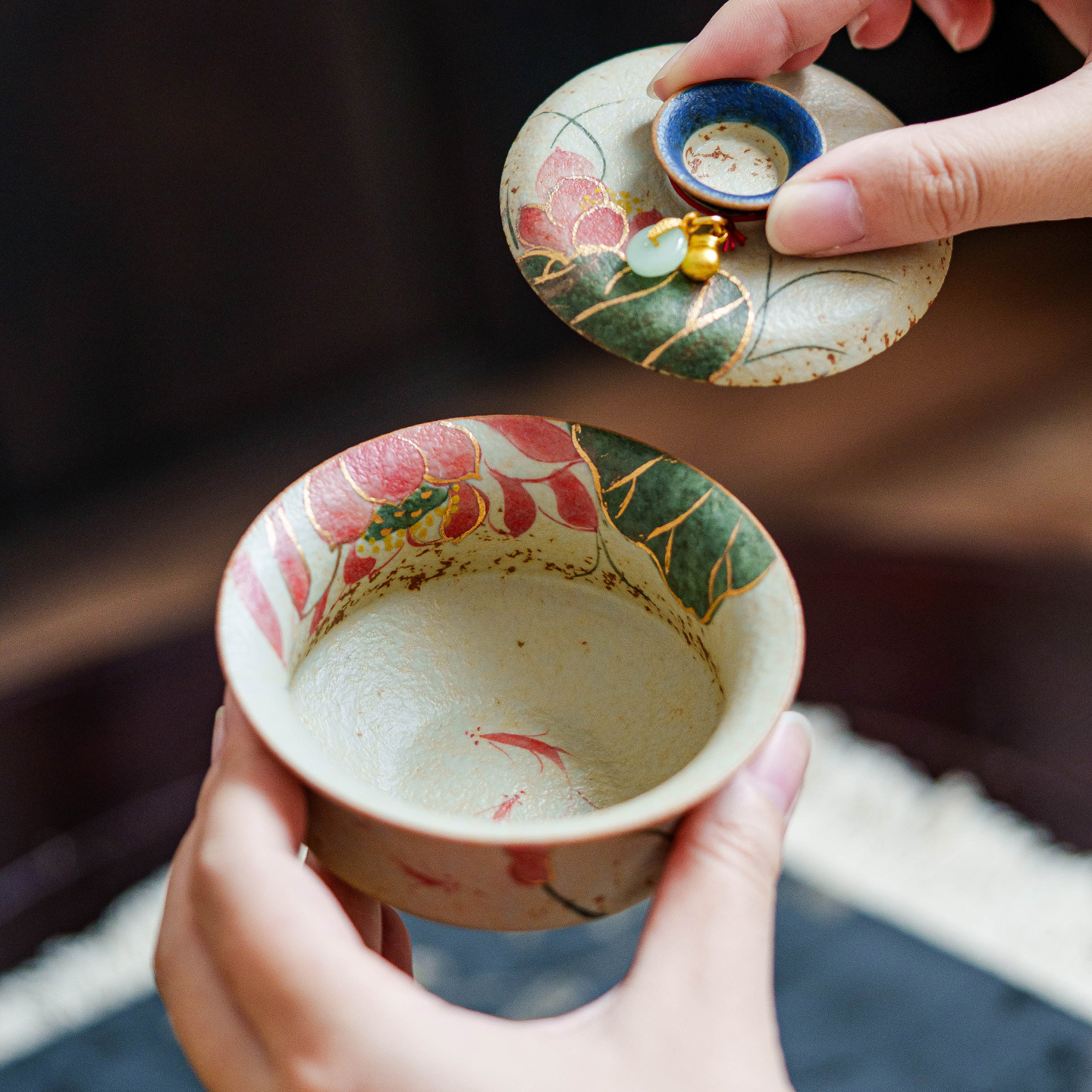 青花火紅石提溜蓋碗