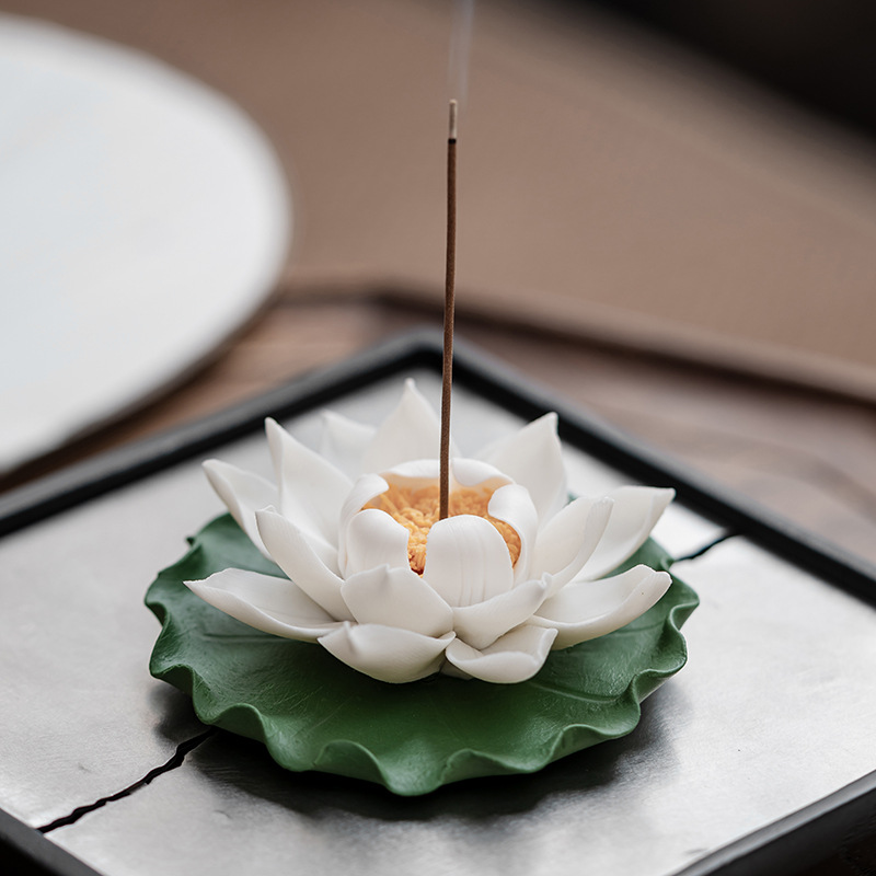 手捏蓮花陶瓷香插