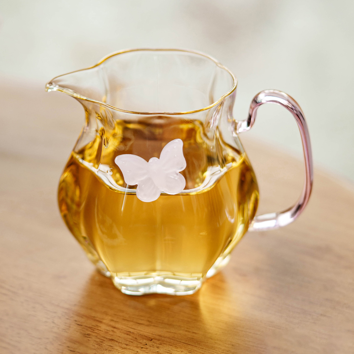 粉色瓜棱蝴蝶玻璃公道杯