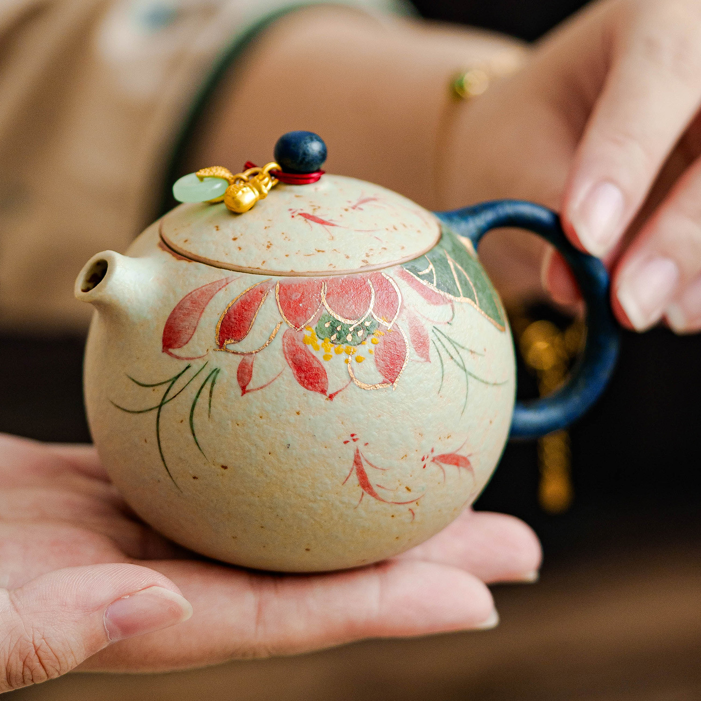 青花火石紅提溜錦鯉戲荷西施壺