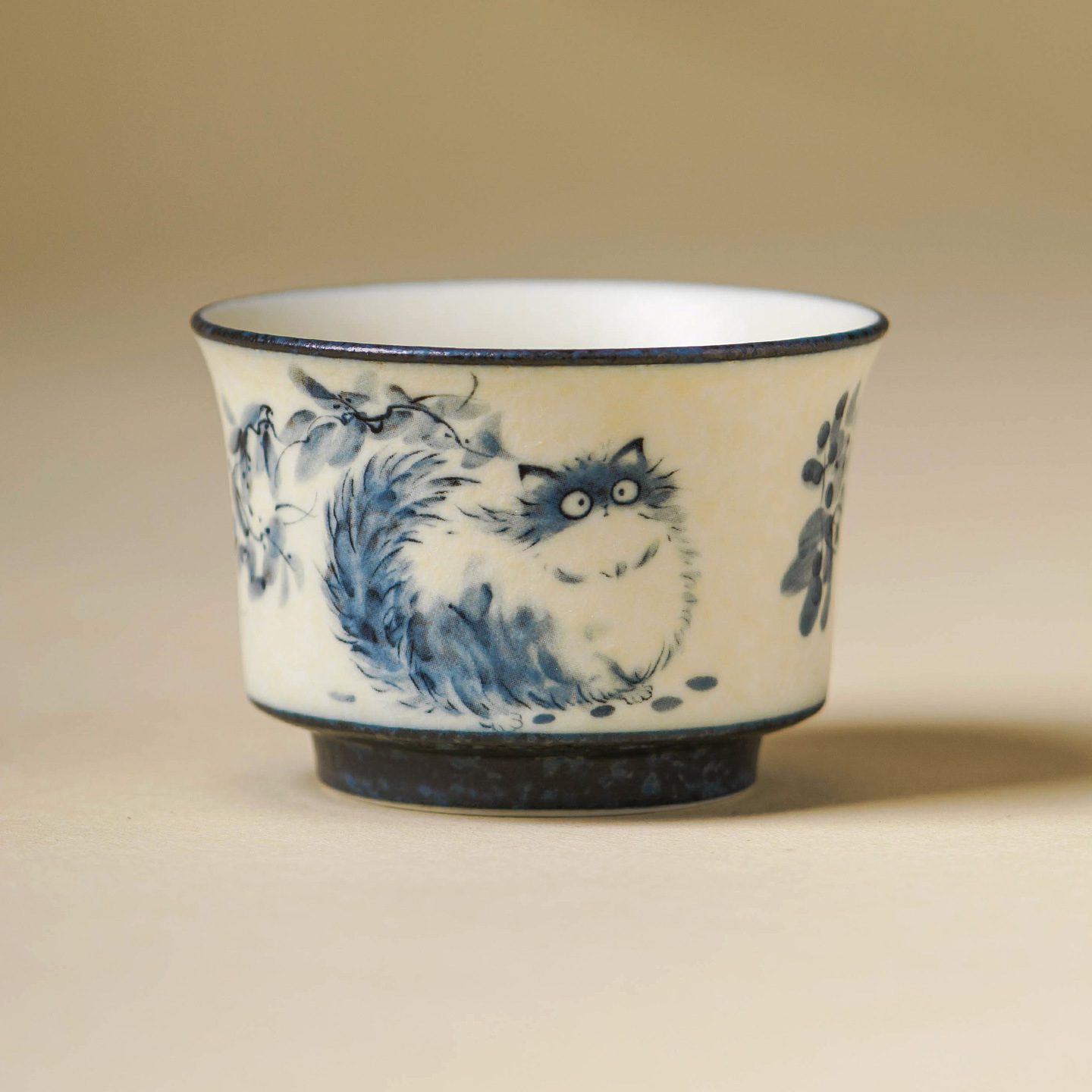 岩礦白青花貓茶杯