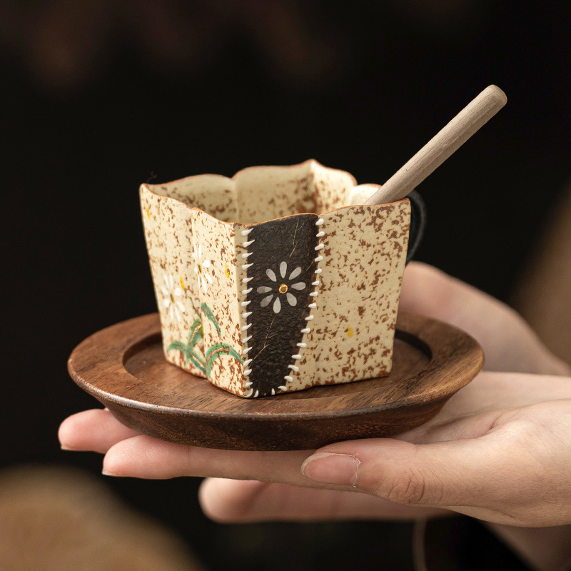 青花火石紅小雛菊四方蓮杯